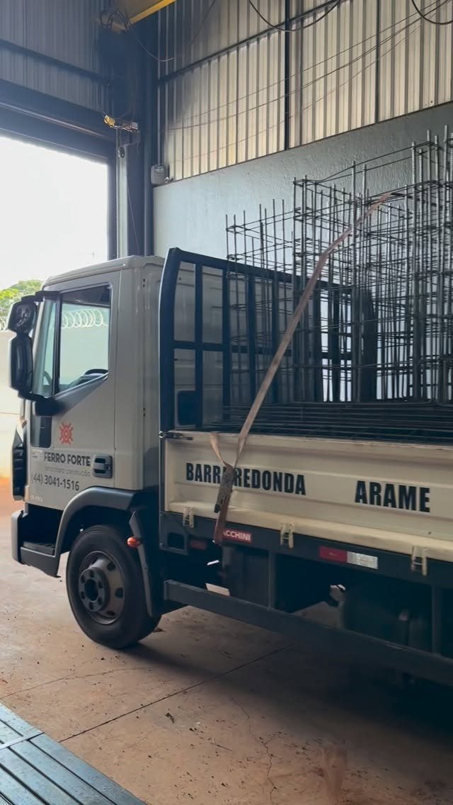 Caminhão carregado com armaduras de corte e dobra