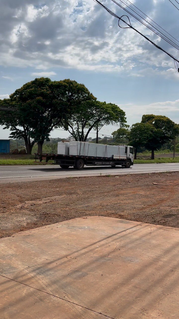 Caminhão da Ferro Forte carregado de telhas na estrada