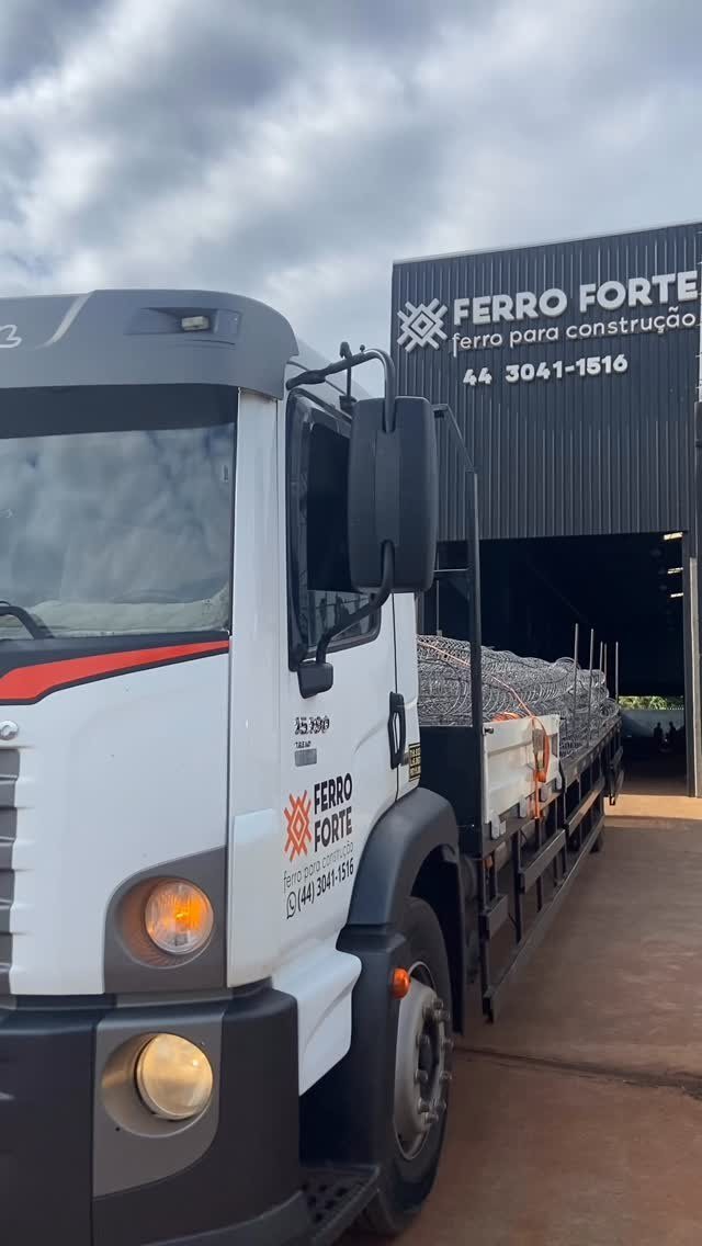Caminhão da Ferro Forte saindo do barracão