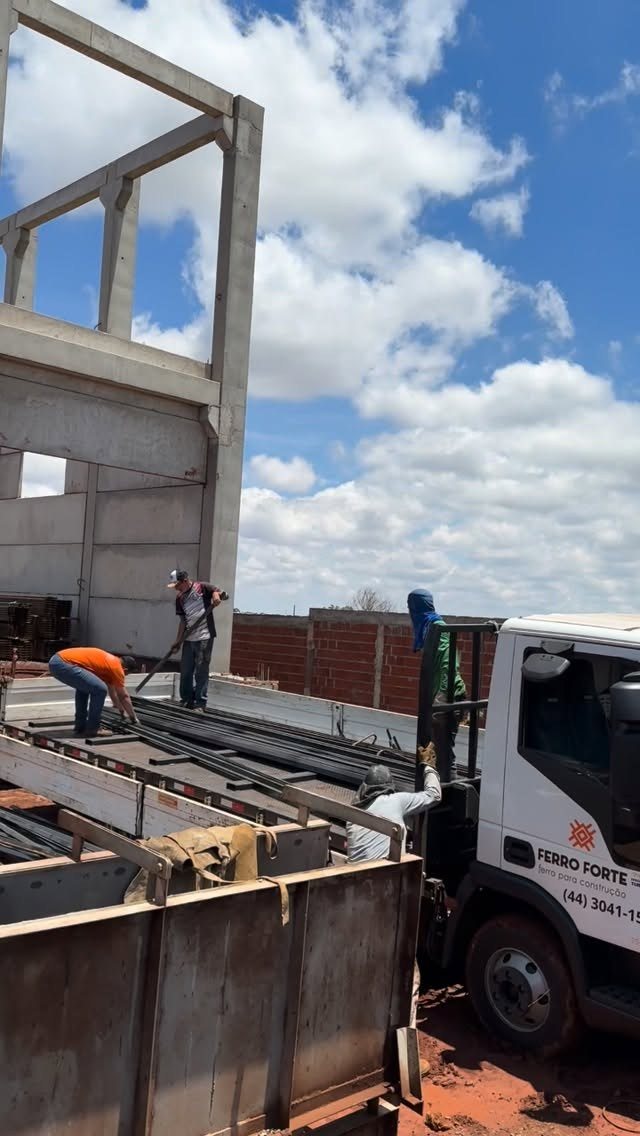 Caminhão da Ferro Forte entregando material em obra