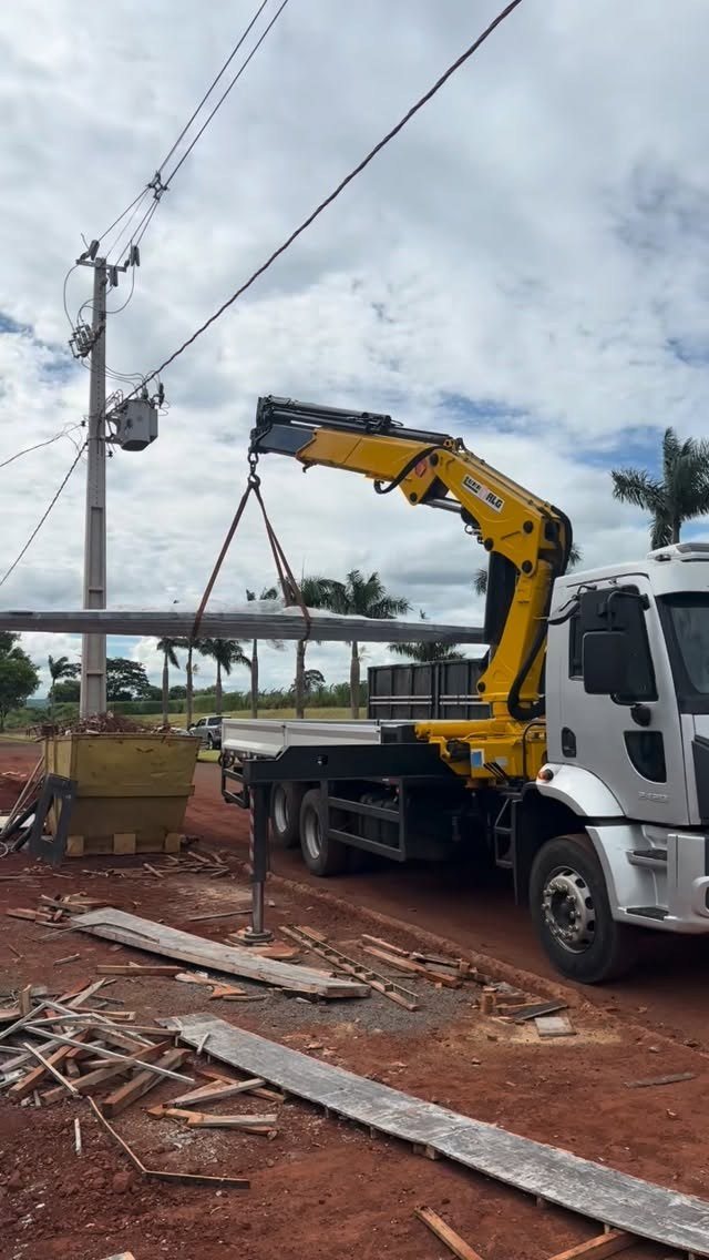 Caminhão da Ferro Forte descarregando aço com guindaste
